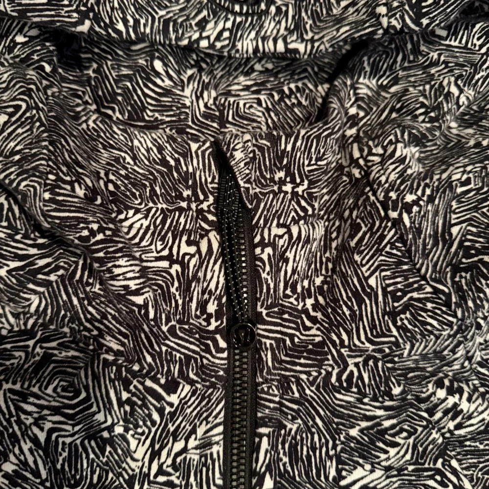 Lululemon Scuba Full Zip Hoodie Offbeat Alpine Black White Print LW4BQDS Size 4
